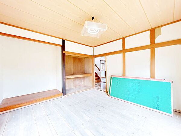 【リフォーム中8/9更新】1階和室の様子。こちらは8帖の洋室になります。フローリングを重ね張りし、照明交換を行います。1間サイズの収納があり部屋が散らかる心配もなくスッキリ片付けが出来そうです。