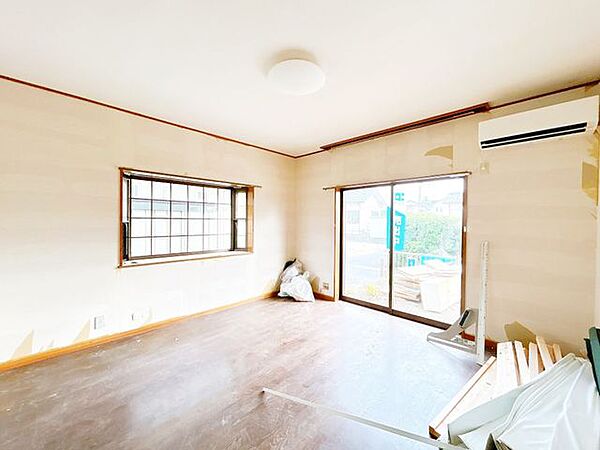 【リフォーム中8/9更新】約14帖のLDKです。大きな窓があるので、明るく過ごしやすい空間になっています。クロス貼り、フローリング重ね張り、LED照明交換、ダウンライト設置、他。