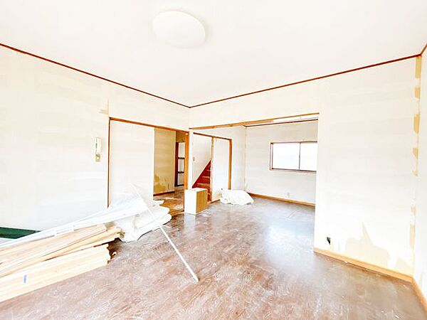 【リフォーム中8/9更新】約14帖のLDKです。大きな窓があるので、明るく過ごしやすい空間になっています。クロス貼り、フローリング重ね張り、LED照明交換、他。