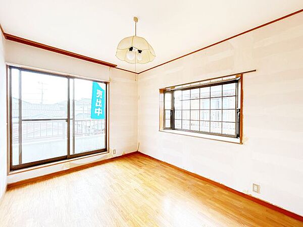 【リフォーム中8/9更新】2階洋室約6帖です。お子さまのお部屋にいかがでしょうか。天井壁クロス貼り替え、フローリング重ね張り、照明交換、他。