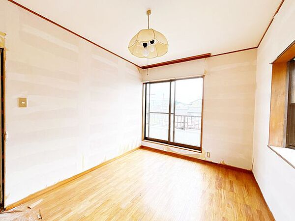【【リフォーム中8/9更新】2階洋室約4.5帖です。趣味用のお部屋としても丁度良いですね。天井壁クロス貼り替え、フローリング重ね張り、照明交換、他。