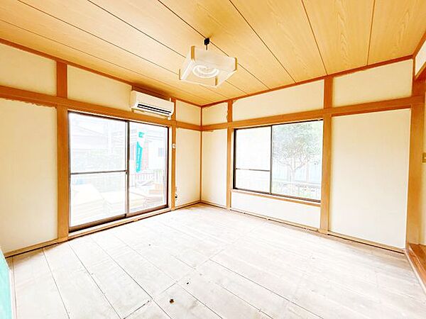 【リフォーム中8/9更新】和室の様子。こちらは8帖の洋室になります。2面採光なので風通しもよく気持ちが良いですね。天井壁クロス貼り替え、フローリング張り替え、照明交換、他。