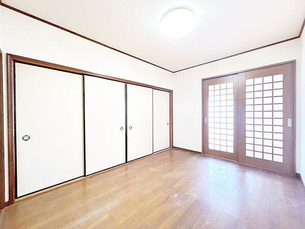 【リフォーム中8/22更新】リビングを撮影しました。日中は十分日光が差し込みます。部屋が明るいと気分も晴れますね。クロス・網戸張替、床フローリング重張、照明器具交換、他。