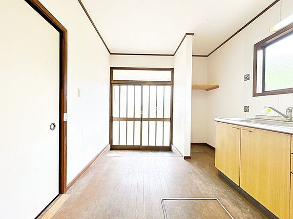 【リフォーム中10/5更新】キッチンと玄関を撮影しました。クロス・網戸張替、床フローリング重張、照明器具交換、他。