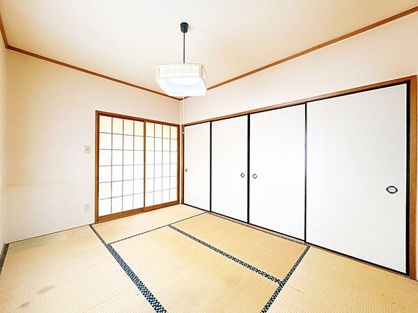 【リフォーム中8/22更新】6帖和室の別角度の写真です。畳からフローリングへ変更します。2面採光かつ掃き出し窓が大きなものが設置されているので、日中は電気が必要がないぐらい明るく過ごせます。