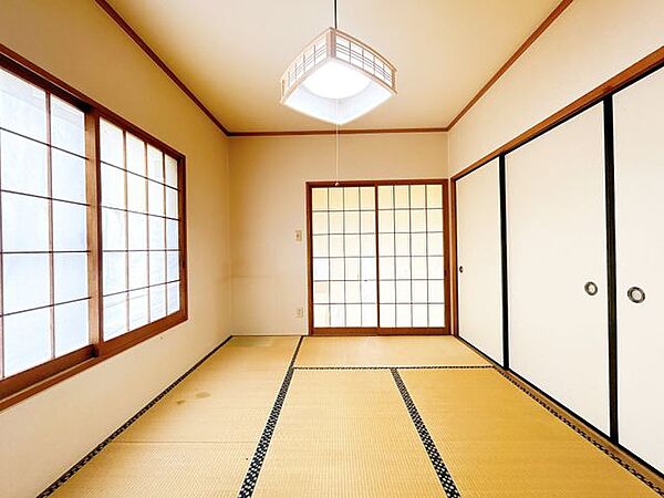 【リフォーム中8/22更新】洋室約6帖です。家具などが置きやすいように畳からフローリングへ変更します。天井壁クロス貼り替え、フローリング張り替え、照明交換、他。
