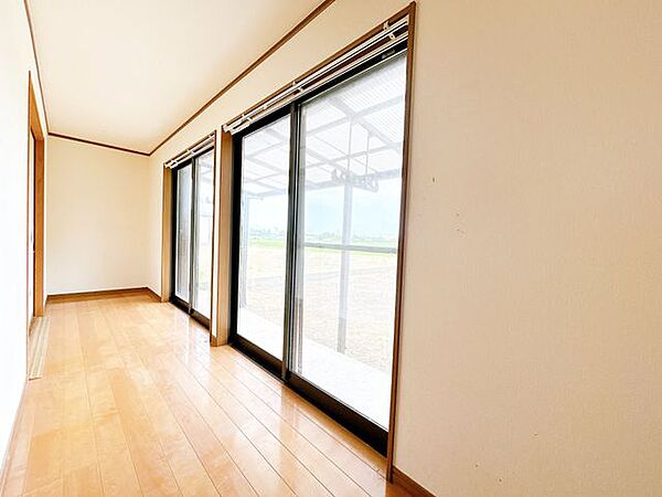 【リフォーム中8/22更新】縁側のお写真です。大きな窓があるので、明るく過ごしやすい空間になっています。クロス・網戸張替、床フローリング重張、照明器具交換、他。