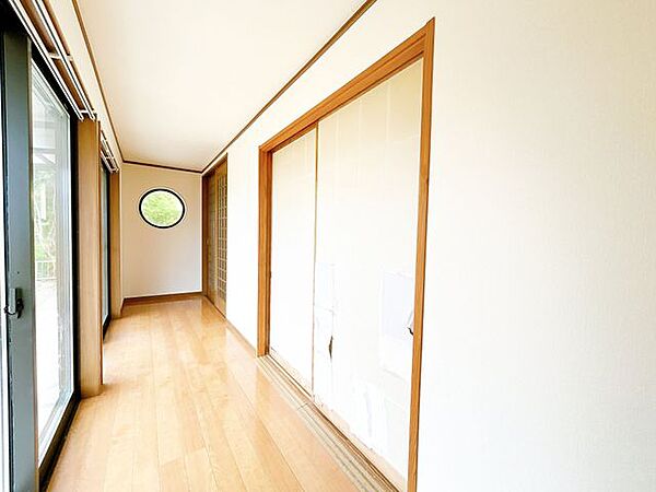 【リフォーム中8/22更新】縁側のお写真です。おしゃれな丸形の窓もあり、いい雰囲気ですね。クロス・網戸張替、床フローリング重張、照明器具交換、他。