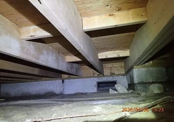 中古住宅の3大リスクである、雨漏り、主要構造部分の欠陥や腐食、給排水管の漏水や故障を2年間保証します。その前提で床下まで確認の上でリフォームし、シロアリの被害調査と防除工事もおこないます。