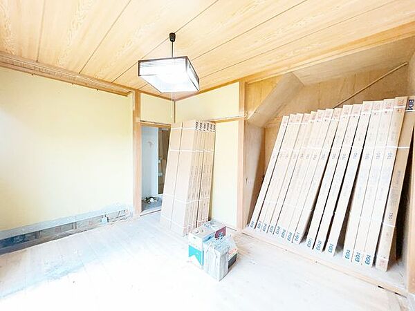 【リフォーム中10/10更新】1階和室はリビングにいたします。風通しも良く明るい空間です。クロス貼り、フローリング張り替え、LED照明交換、ダウンライト設置、他。