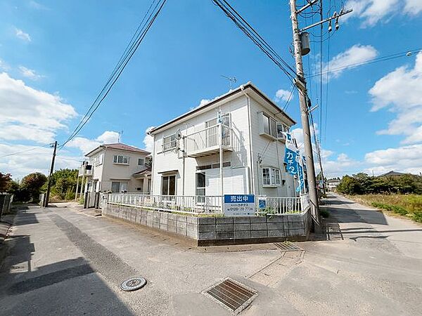 【リフォーム中10/10更新】外観です。南東角地に位置しているため、日当たりの良い住宅です。庭木伐採・外壁屋根塗装・お庭整備他。