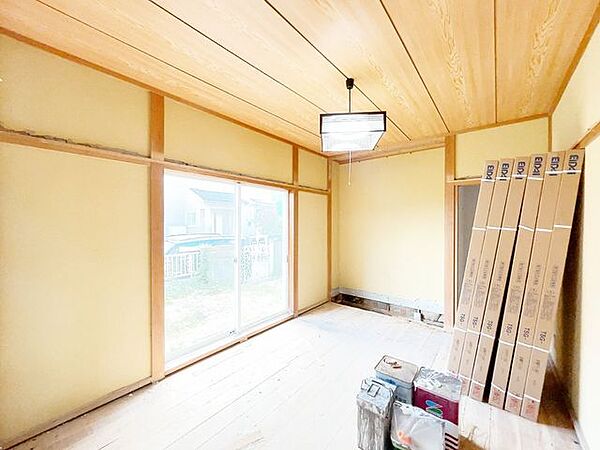 【リフォーム中10/10更新】1階和室はリビングにいたします。収納もございますので、掃除機なども仕舞うことができます。クロス貼り、フローリング張り替え、LED照明交換、ダウンライト設置、他。