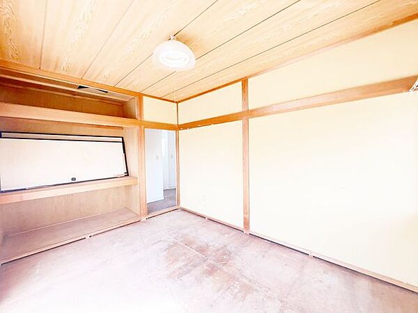 【リフォーム中10/10更新】2階6帖南東側居室です。フローリング張りの和洋室にいたします。ベッドや家電なども置きやすくなりますね。天井壁クロス貼り替え、フローリング重ね張り、照明交換、他。