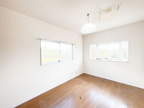 【リフォーム中10/10更新】2階6帖南西側居室です。2面採光で明るく風通しの良いお部屋です。天井壁クロス貼り替え、フローリング重ね張り、照明交換、他。