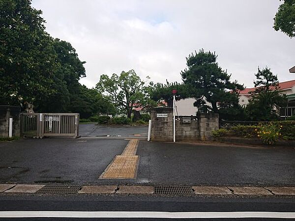 東金市立正気小学校まで1.6ｋｍ（徒歩約22分）お子様の足でも安心の距離ですね。登下校時には子供たちの元気な声が聞こえてきます。帰りが遅くなっても、お家から近いので安心ですね。 1350m