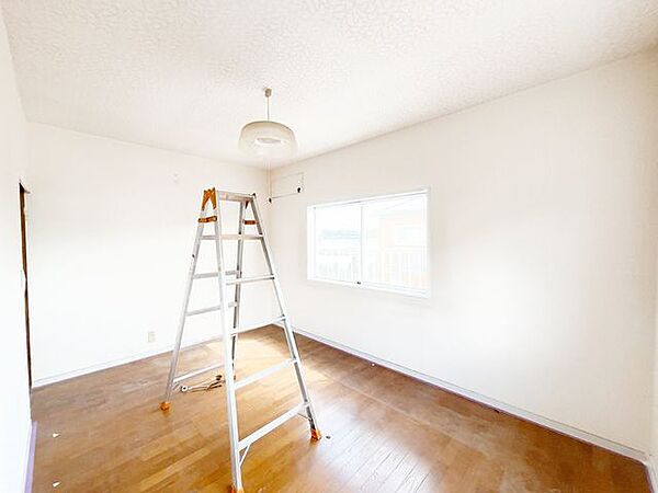 【リフォーム中10/10更新】階6帖南西側居室です。趣味用のお部屋としても丁度良いですね。天井壁クロス貼り替え、フローリング重ね張り、照明交換、他。