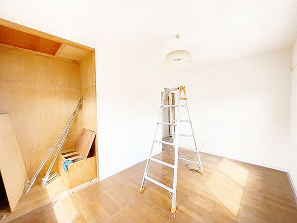 【リフォーム中10/10更新】2階6帖南西側居室です。書斎やお子様のお部屋にいかがでしょうか。天井壁クロス貼り替え、フローリング重ね張り、照明交換、他。