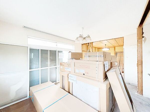 【リフォーム中10/10更新】約20帖のLDKです。隣の居室と繋げて約20帖のリビングにします。クロス貼り、フローリング重ね張り、LED照明交換、ダウンライト設置、他。