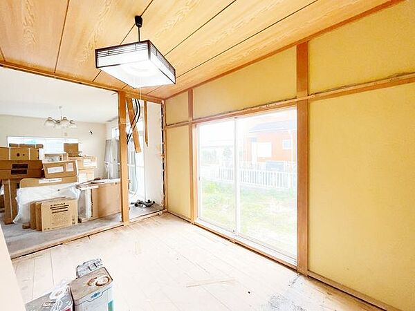 【リフォーム中10/10更新】1階和室はリビングにいたします。広々20帖のリビングは大きな家具やテレビも置けます。クロス貼り、フローリング張り替え、LED照明交換、ダウンライト設置、他。
