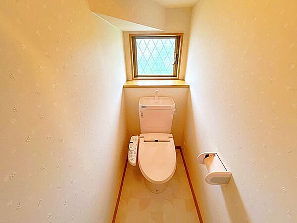 【外構リフォーム中9/28更新】1階トイレです。シンプルな仕様で、お好みの空間づくりが可能です。