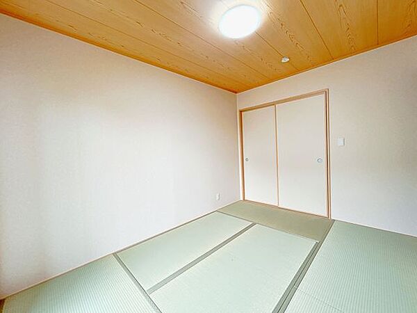 【外構リフォーム中9/28更新】1階6畳の和室です。大きな押し入れがあるので、来客用の布団までしっかり収納できてとても便利です。