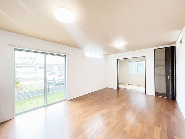 【ハウスクリーニング済】約24帖のLDKです。大きな窓があるので、明るく過ごしやすい空間になっています。