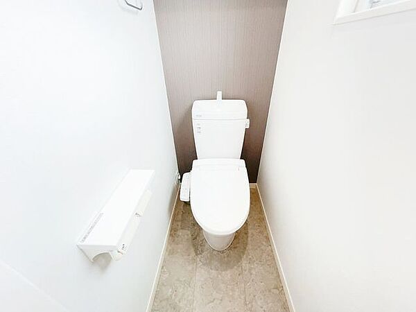 【ハウスクリーニング済】トイレは温水洗浄機能付きです。