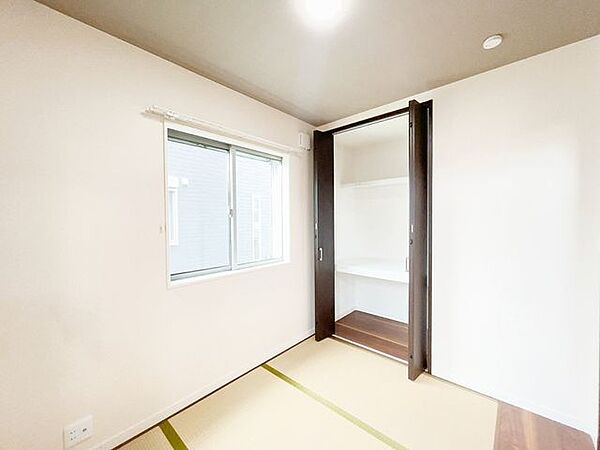 【ハウスクリーニング済】1階和室を撮影しました。収納もございますので、座布団などのちょっとしたものも仕舞うことができますね。