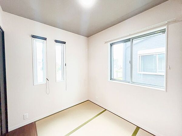 【ハウスクリーニング済】1階和室を撮影しました。2面に窓がついているため、風通しの良い心地よい空間です。