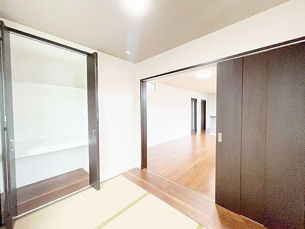 【ハウスクリーニング済】1階和室を撮影しました。リビングとつながっているため、扉と開けば開放的なお部屋となります。