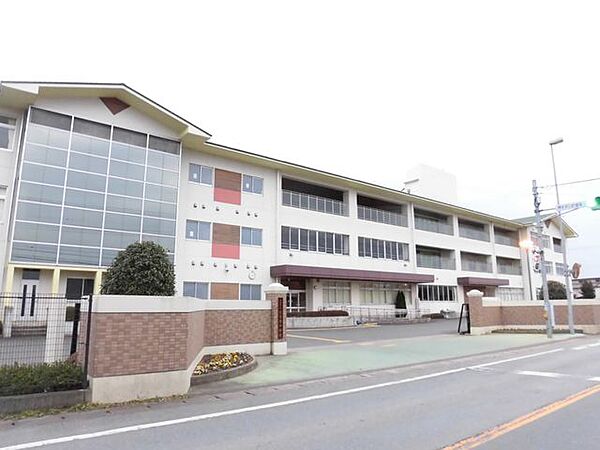 成東中学校まで約1800ｍ（徒歩約25分）　中学校までは徒歩通学の学生さんも多いはず。学業・部活・遊び盛りのお子さんに朝夕の時間は大事です。朝練や夕練があっても通える距離