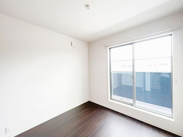 【ハウスクリーニング済】2階洋室約6帖です。2階は3部屋それぞれからベランダに出ることが可能です。
