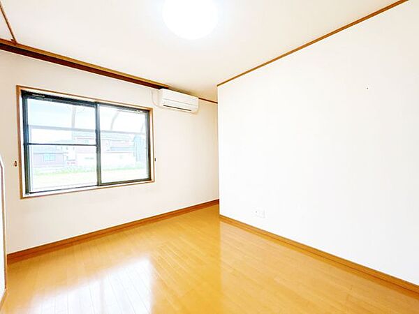 【即引き渡し可】1階7帖の洋室を撮影しました。窓はペアサッシになっています。