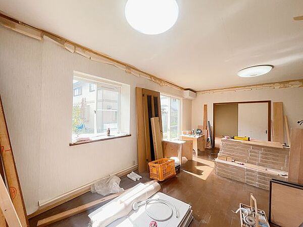 【リフォーム中10/5更新】約18帖のLDKです。出窓がございますので、明るいお部屋とでご家族の時間が過ごせそうですね。