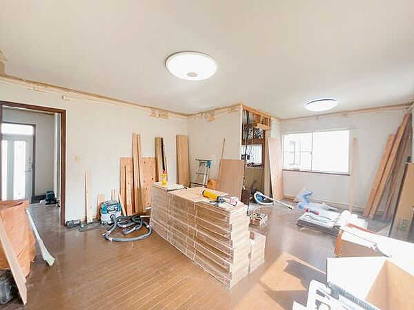 【リフォーム中10/5更新】約18帖のLDKです。大きな窓があるので、明るく過ごしやすい空間になっています。