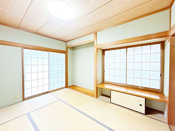 【リフォーム中8/9更新】1階の和室約6帖です。畳からフローリングへ変更します。2面採光なので風通しもよく気持ちが良いですね。壁クロス貼り替え、フローリング張り替え、照明交換、他。