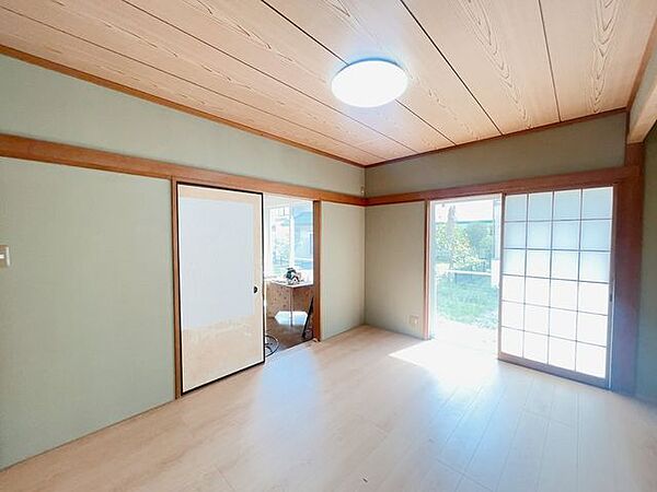 【リフォーム中10/5更新】1階の和室約6帖です。家具などが置きやすいように畳からフローリングへ変更します。壁クロス貼り替え、フローリング張り替え、照明交換、他。