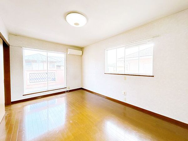 【リフォーム中8/9更新】2階洋室約8.3帖です。こちらも二面採光で明るいお部屋となっております。ベランダから直通ですので、洗濯物も楽に干すことができます。
