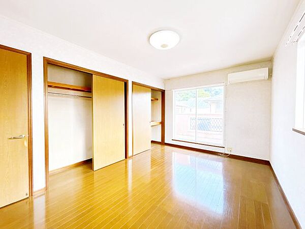 【リフォーム中8/9更新】】2階洋室約8.3帖です。クローゼットも内部クロス張替予定となっております。大きいお布団やお洋服も収納可能です。天井壁クロス貼り替え、フローリングワックスがけ、照明交換、他。