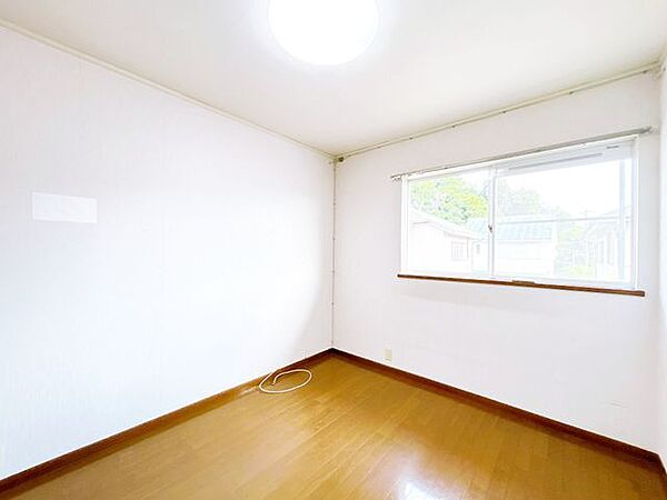 【リフォーム中8/9更新】2階約5.3帖の洋室です。リモートワーク用のお部屋としても丁度良いですね。天井壁クロス貼り替え、フローリングワックスがけ、照明交換、他。
