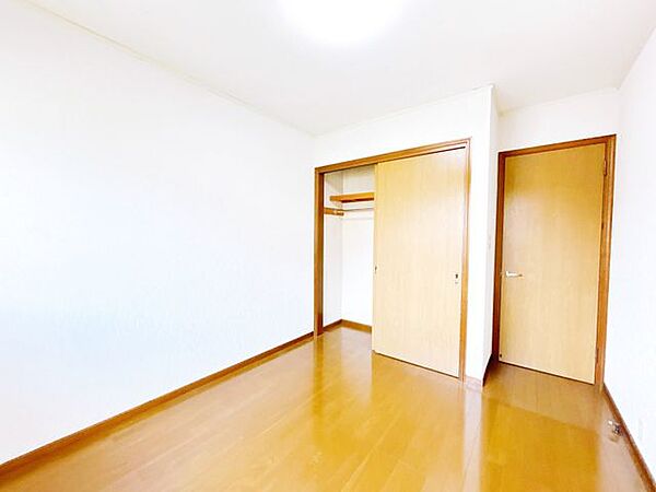【リフォーム中8/9更新】2階約5.3帖の洋室です。1間サイズの収納があり部屋が散らかる心配もなくスッキリ片付けが出来そうです。天井壁クロス貼り替え、フローリングワックスがけ、照明交換、他。