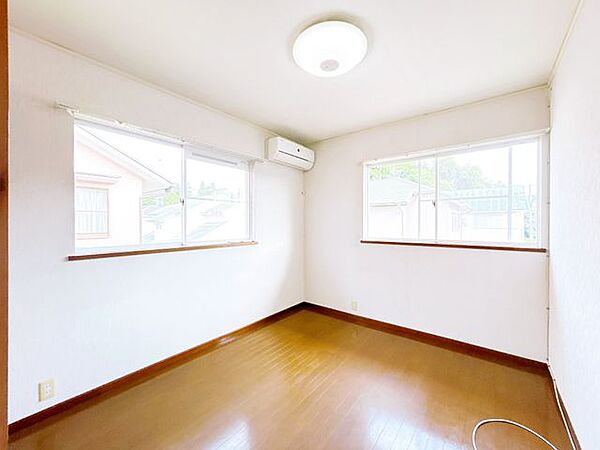【リフォーム中8/9更新】2階東側約5.3帖の洋室です。こちらも二面採光で明るいお部屋となっております。天井壁クロス貼り替え、フローリングワックスがけ、照明交換、他。