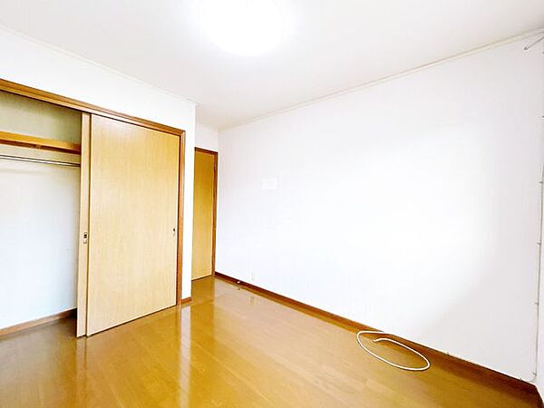 【リフォーム中10/5更新】2階約5.3帖の洋室です。趣味用のお部屋としても丁度良いお部屋のサイズですね。天井壁クロス貼り替え、フローリングワックスがけ、照明交換、他。
