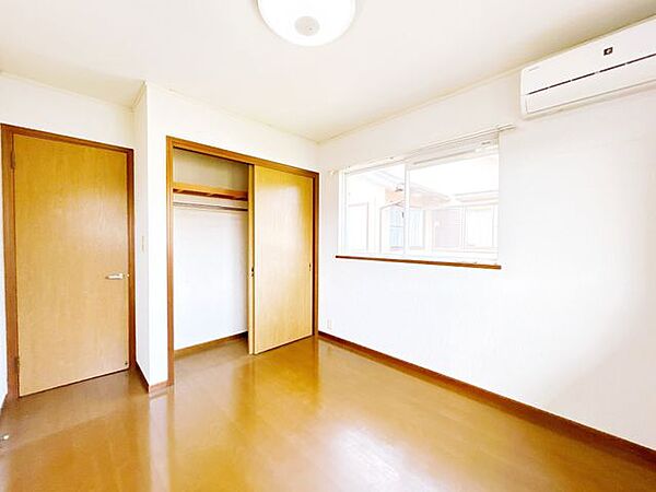 【リフォーム中10/5更新】階東側約5.3帖の洋室です。書斎やお子様のお部屋にいかがでしょうか。天井壁クロス貼り替え、フローリングワックスがけ、照明交換、他。
