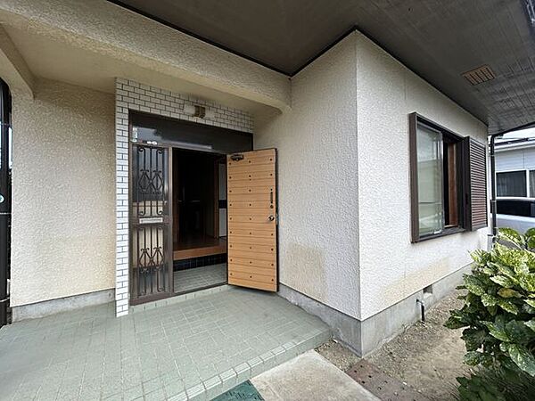 【リフォーム中8/24更新】玄関ドアです。庇が大きいので、雨の日でも楽々ですね。外壁塗装他。