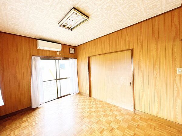 【リフォーム中8/24更新】約18帖のLDKです。窓からの陽光が心地よいので、家族団欒にぴったりの空間です。クロス貼り、フローリング重ね張り、LED照明交換、ダウンライト設置、他。
