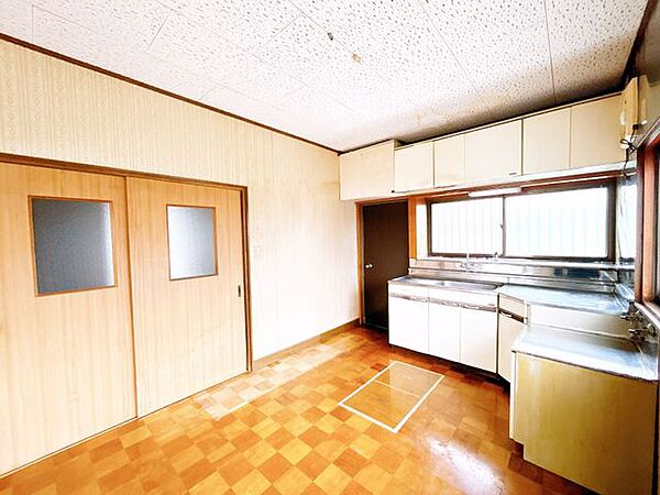 【リフォーム中8/24更新】キッチンは新品に交換しました。天板は人造大理石製なので、熱に強く傷つきにくいため毎日のお手入れが簡単です。