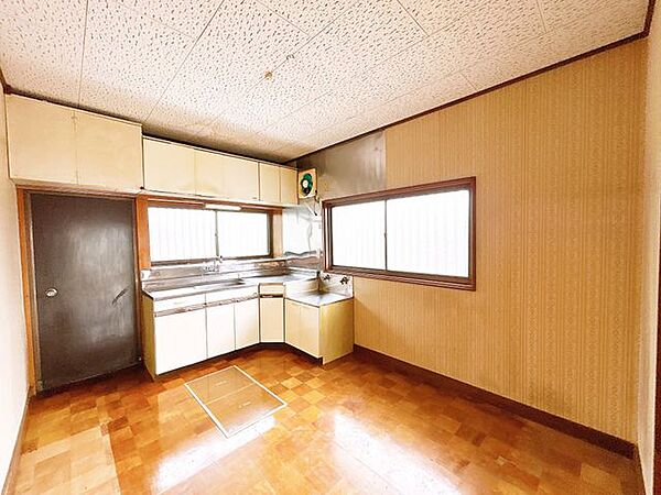 【リフォーム中8/24更新】キッチンスペースです。広々としているので冷蔵庫や食器棚も楽々置くことができますね。クロス貼り、フローリング重ね張り、LED照明交換、ダウンライト設置、他。