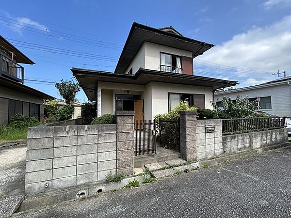 【リフォーム中8/24更新】現地外観別角度の写真です。周りが立て込んでいない立地となっております。隣地との間に充分な空間がありますのでおうちの背景に青空も映えますね。