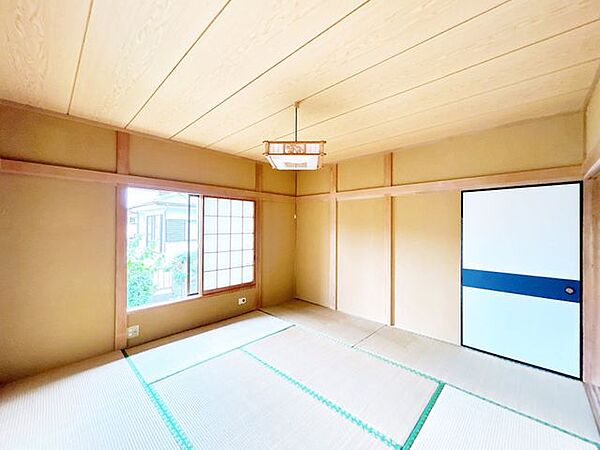 【8/23まで期間限定現況販売】8/24以降はリフォーム住宅として販売します。2階洋室約6帖です。お仕事部屋にいかがでしょうか。机と本棚を置いても余裕のある大きさです。天井壁クロス貼り替え、フローリ…